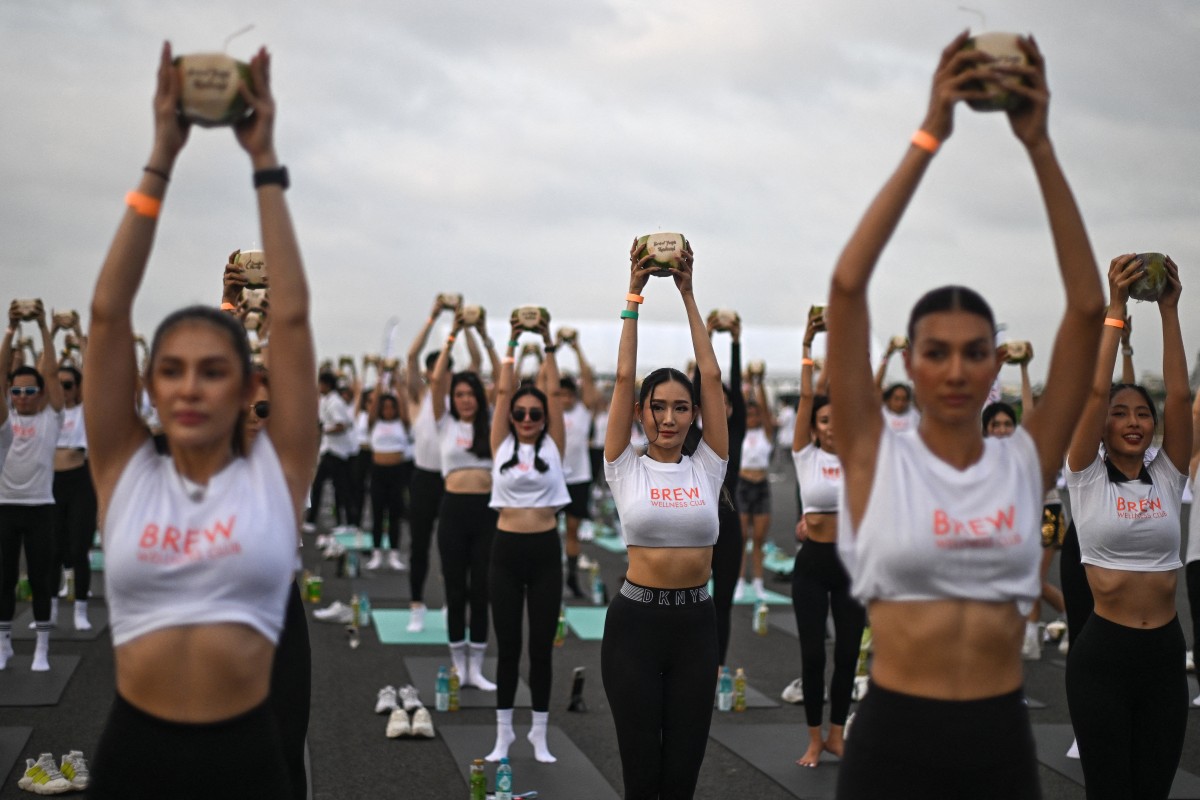 بالصور- يوغا على مدرج في مطار بانكوك